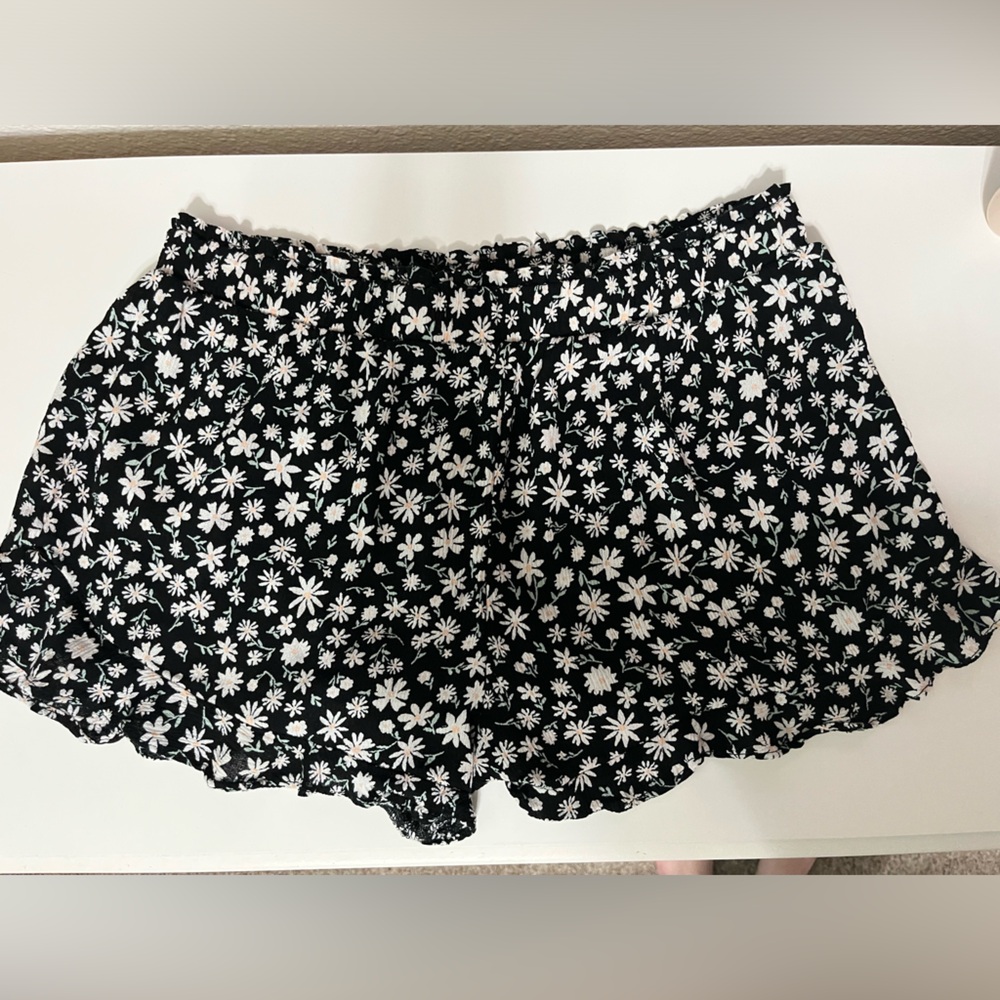 NWOT Hippie Rose Casual Shorts Junior’s Large Black Floral Ruffled